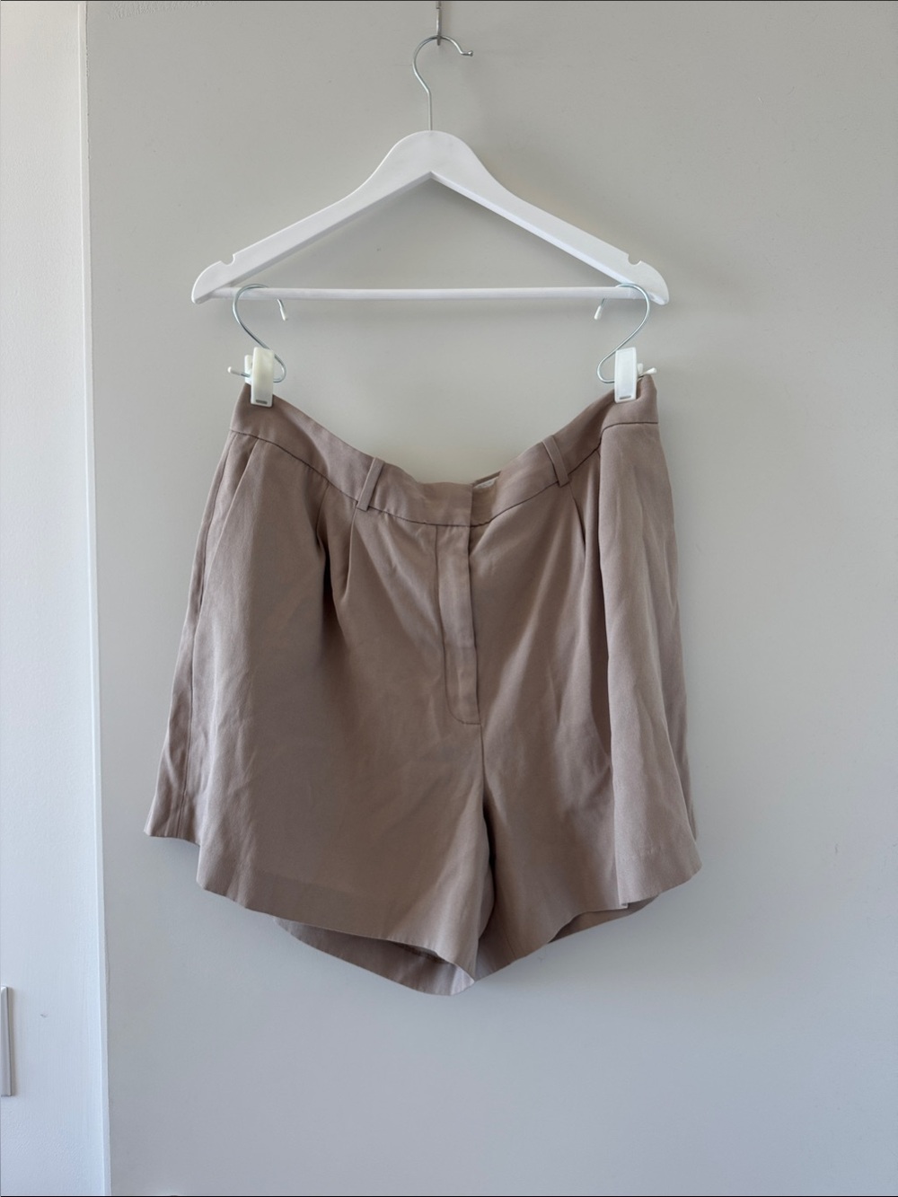 Aritzia Babaton Effortless Tailored Taupe Pleated High-Rise Shorts